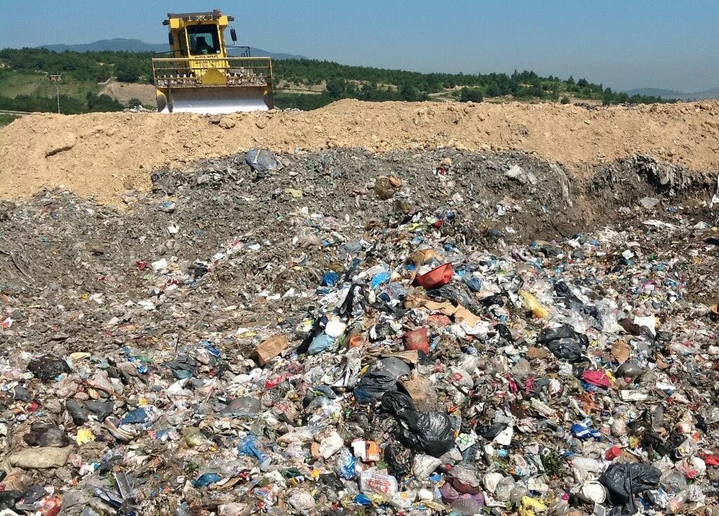 Твердые отходы. Утилизация населения. Solid municipal waste. House from plastic waste. What is solid waste.