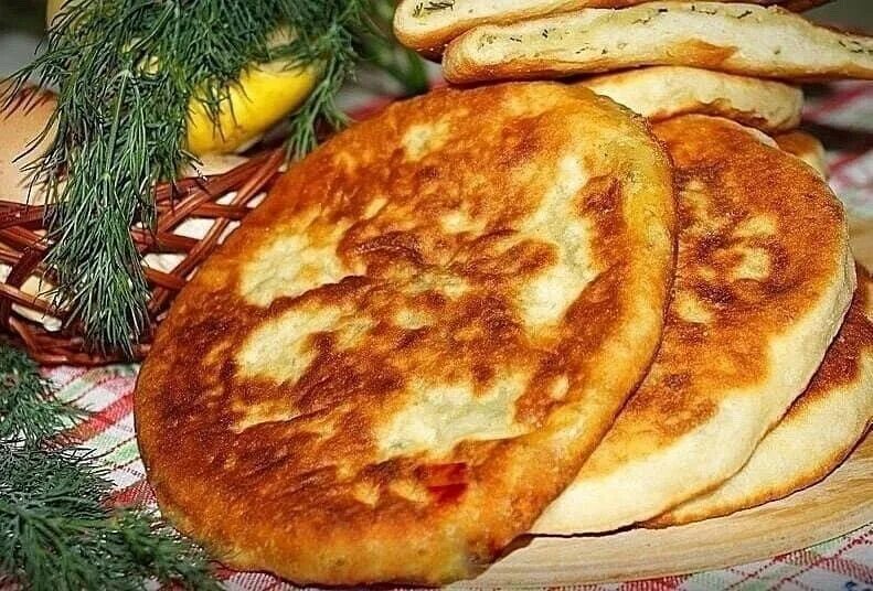 Лепешка с сыром и пюре на сковороде. Лепёшки на кефире с картошкой на сковороде. картофельные лепешки на кефире. лепешки на кефире с начинкой. картофельные лепешки с начинкой.