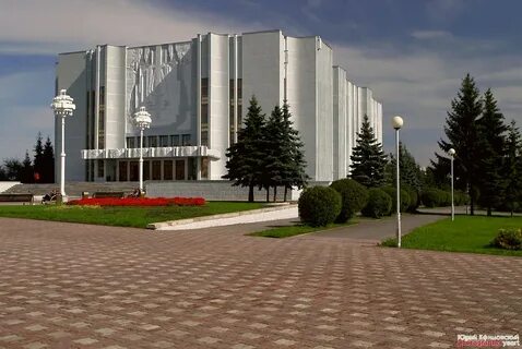 Возле филармонии