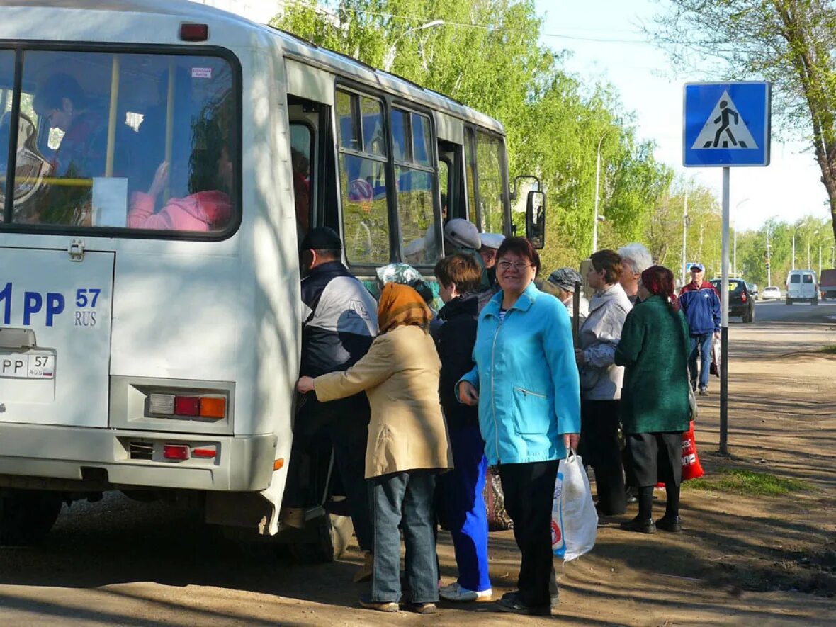 Автобус первая мая. Дачные маршруты Орел. Дачный автобус. Дачники в автобусе. Дачные маршруты.