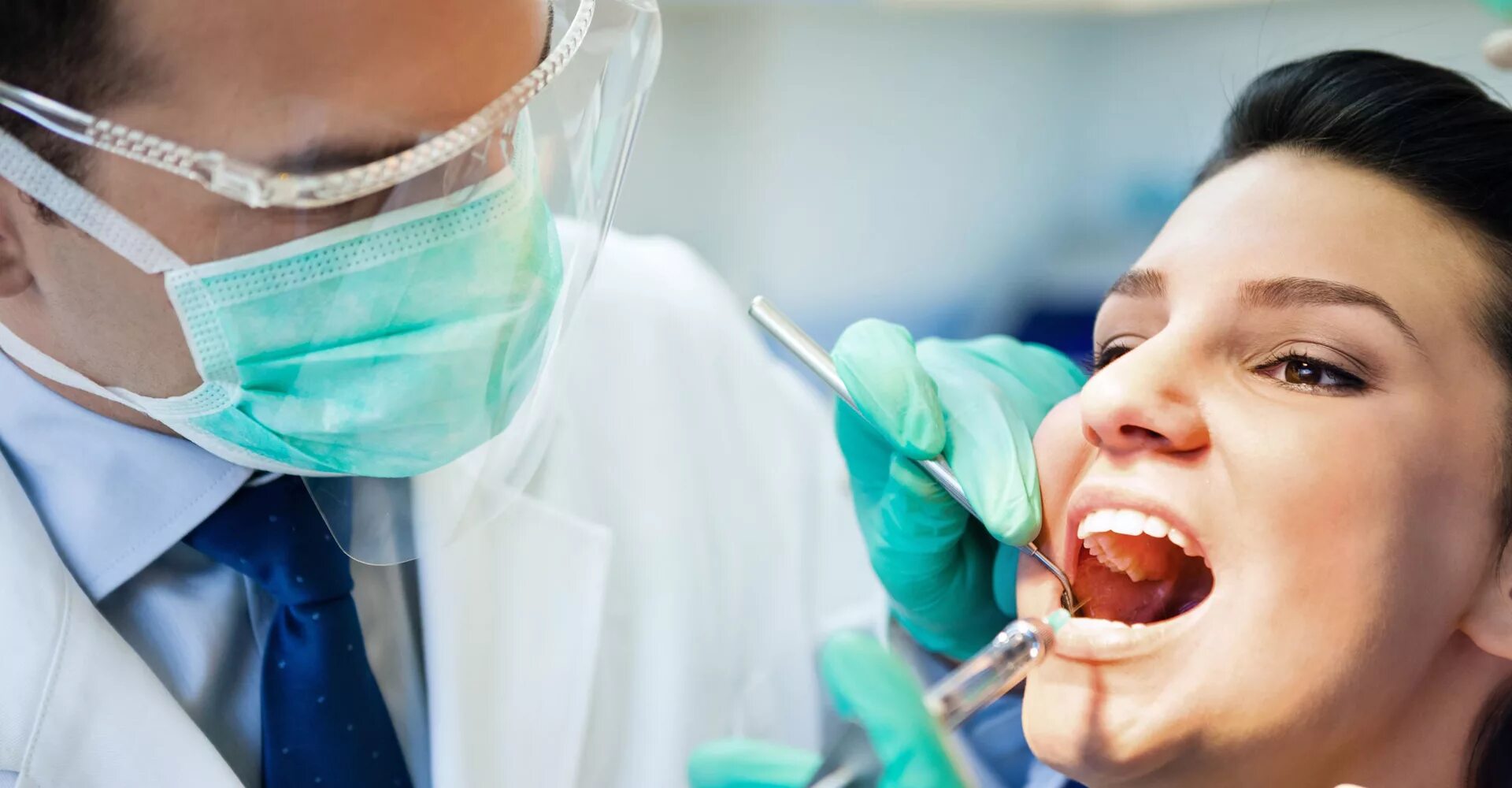 Три стоматолога. Анестезия в стоматологии. Местная анестезия в стоматологии. Анестезин в стоматологии. Обезболивание зубов в стоматологии.