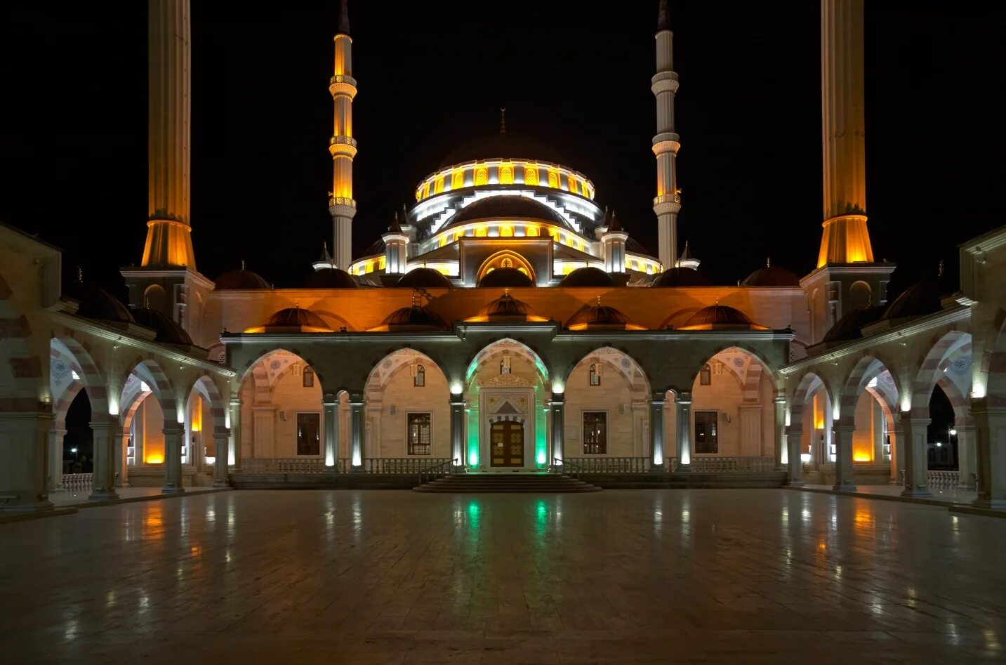 Мечеть имени ташу-хаджи. Мечеть в городе гудермес. Гудермес мечеть ташу хаджи. Мечети чечни гудермес. Центральная мечеть гудермес.