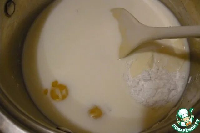 Сгущёнка и крахмал рецепт. Тесто со сгущенным молоком. Крахмал со сгущенкой. Бисквитное тесто на сгущенном молоке. Крахмал в кастрюле.