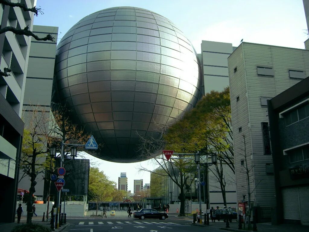 Воздушные здания. Рем колхас небоскреб. Здания в стиле сюрреализм. Музей науки в нагоя архитектура. Музей науки в нагое планетарий.