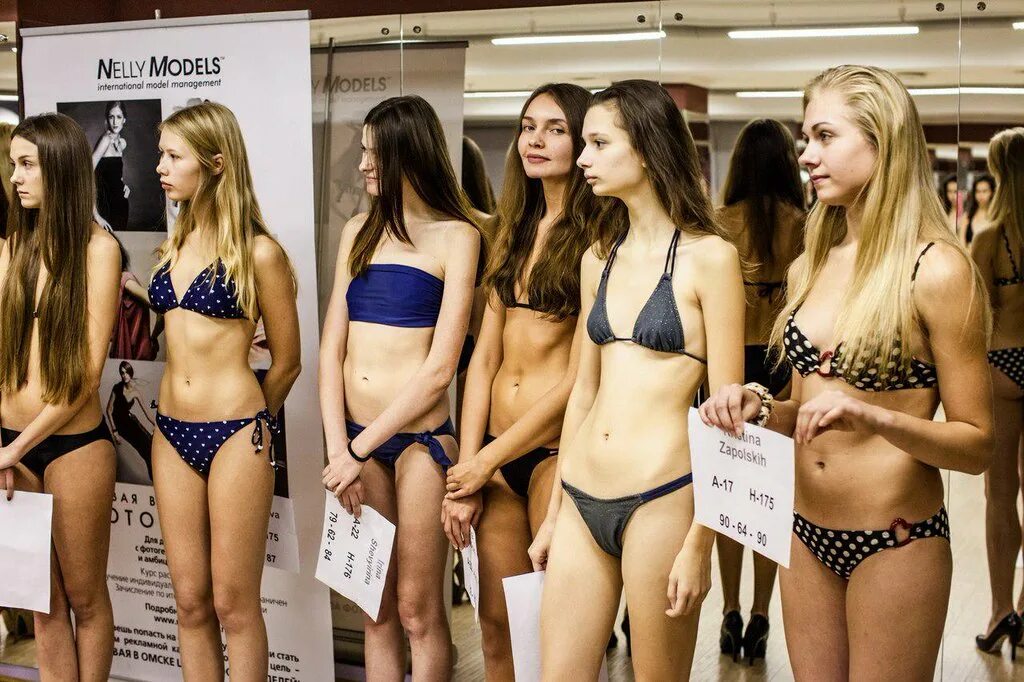 девушка придерживает шляпу. живой товар 2005 human trafficking. художник поль зиффер. аукцион девушек. аукционер девушка.