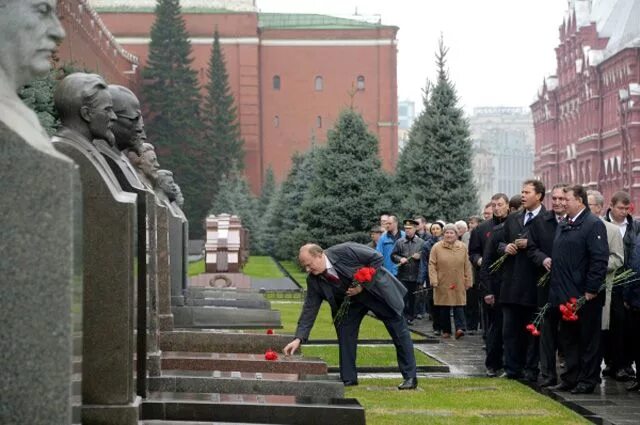 Некрополь у кремлёвской стены. Некрополь у Кремля могилы Москва. Могилы у кремлевской стены на красной площади. Некрополь у кремлёвской стены, Москва, красная площадь.