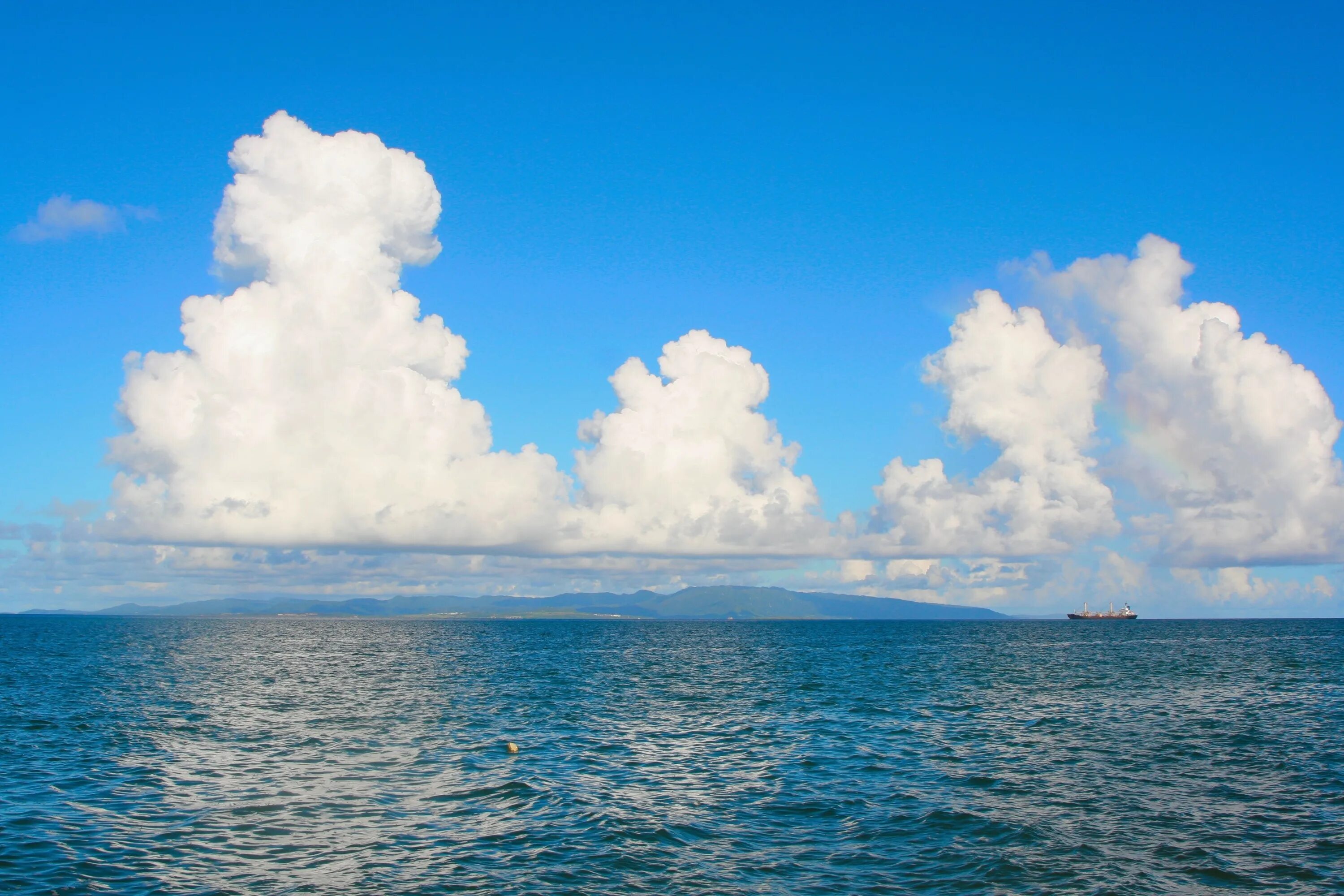 Облака над морем. Море облаков. Море Горизонт. Кучевые облака над морем.