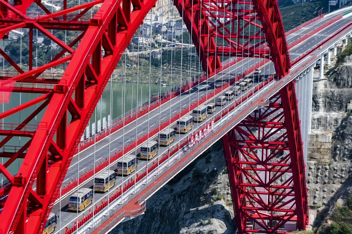 Длинный пролет. Вантовый автомобильно-Железнодорожный мост в КНР. Мост в Хубэй 2015. Новый мост через реку Янцзы в Китае. Мост над Янцзы.