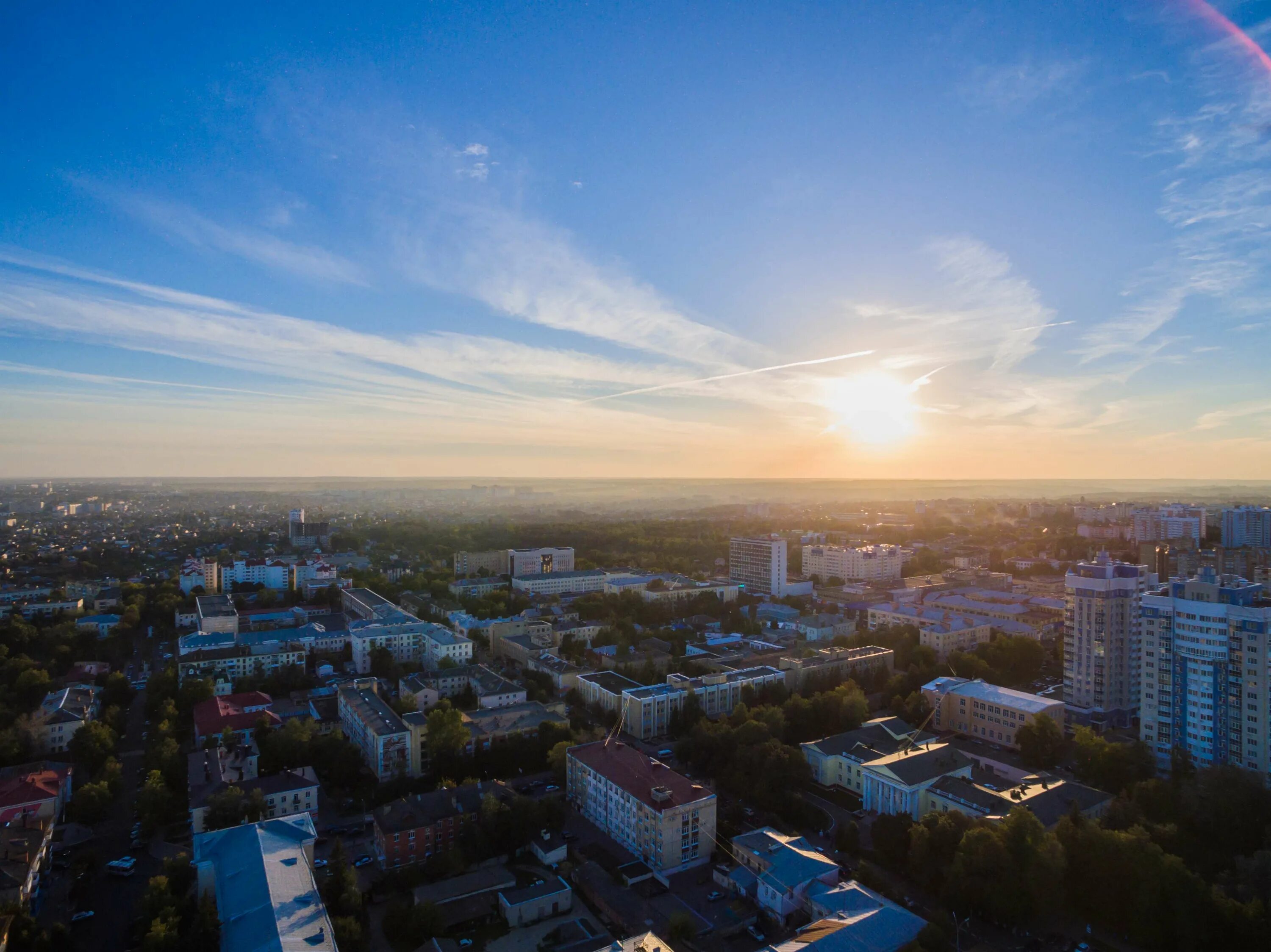 Фотографии над. Небо город. Чистое небо над городом. Небо над городом. Голубое небо в городе.