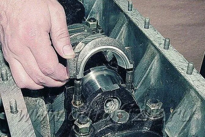 Как снять двигатель 402. Крышки коренных подшипников змз 402. болты крышка коленвала змз 402. крышки коренных подшипников коленчатого змз 402. сборка коленвала змз 405.