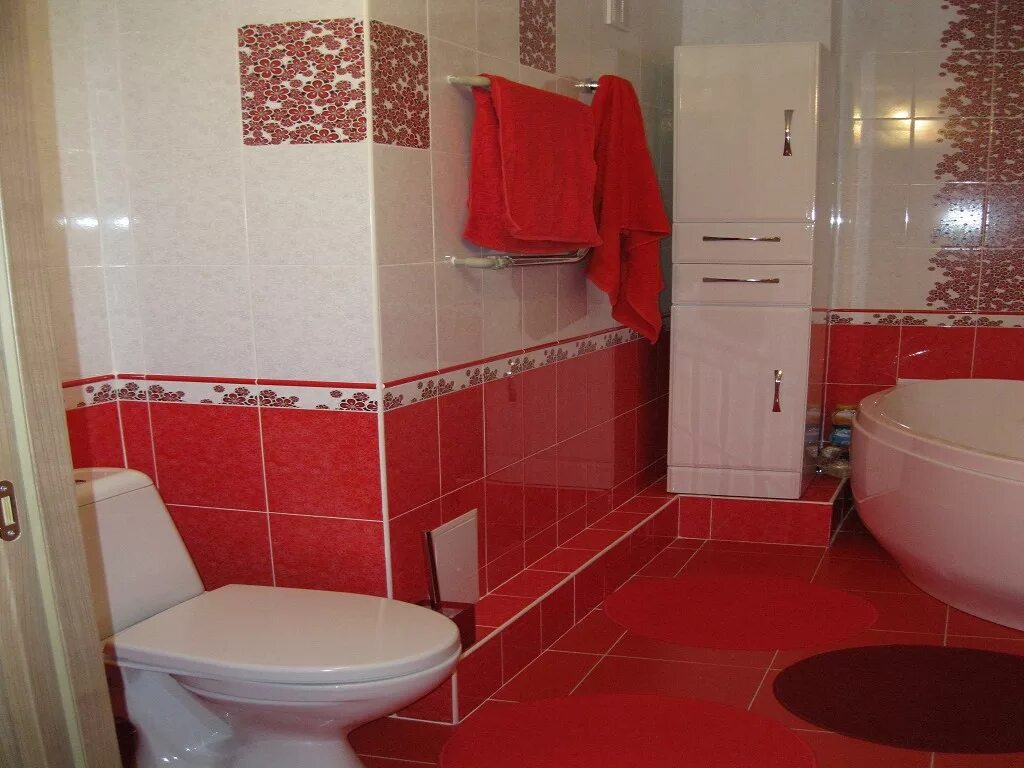 Красная плитка в ванной plitka vanny ru. Ванная в Красном цвете. Ванная в красно-белом цвете. Ванная с красной плиткой. Ванная в красных тонах.