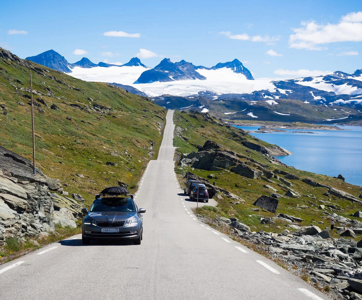 Путешествие на автомобиле. Машины в Норвегии. Путешествие по Норвегии. Авто для путешествий.