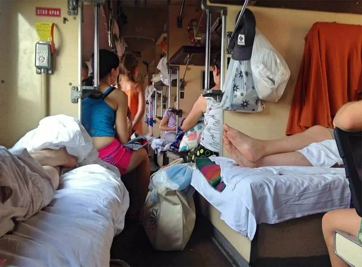 Прикольные фото в поезде. Прикол фото плацкарт. Девушка в вагоне поезда. Прикол фото плацкарт. Плацкарт ноги.