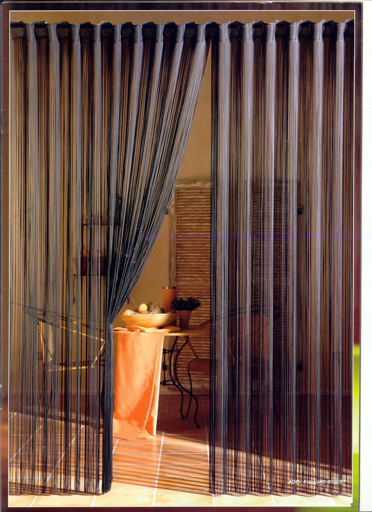 Катушка ниток. Нитка и дверь. Иголка с ниткой. Нитка и дверь. Защита входной двери.