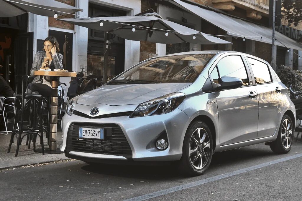 Toyota yaris 2017 hybrid. Toyota yaris 2008 гибрид. Yaris hybrid. Toyota yaris hybrid 2006. Тойота гибрид 2018.