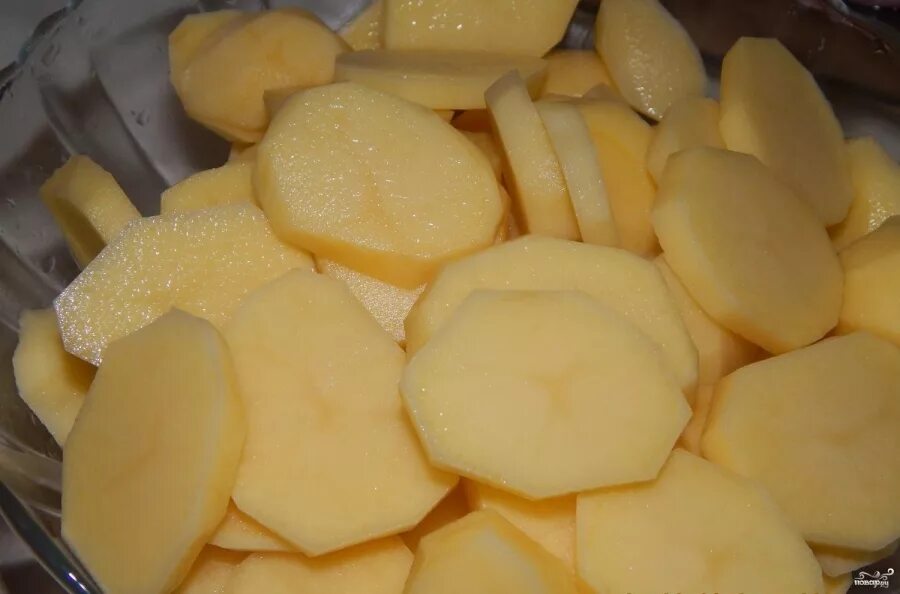 Нарезка ломтиками картофель. Картофель нарезанный кружочками. Картошка порезанная кружочками. Порезать картошку дольками. Картофель нарезанный тонкими ломтиками.