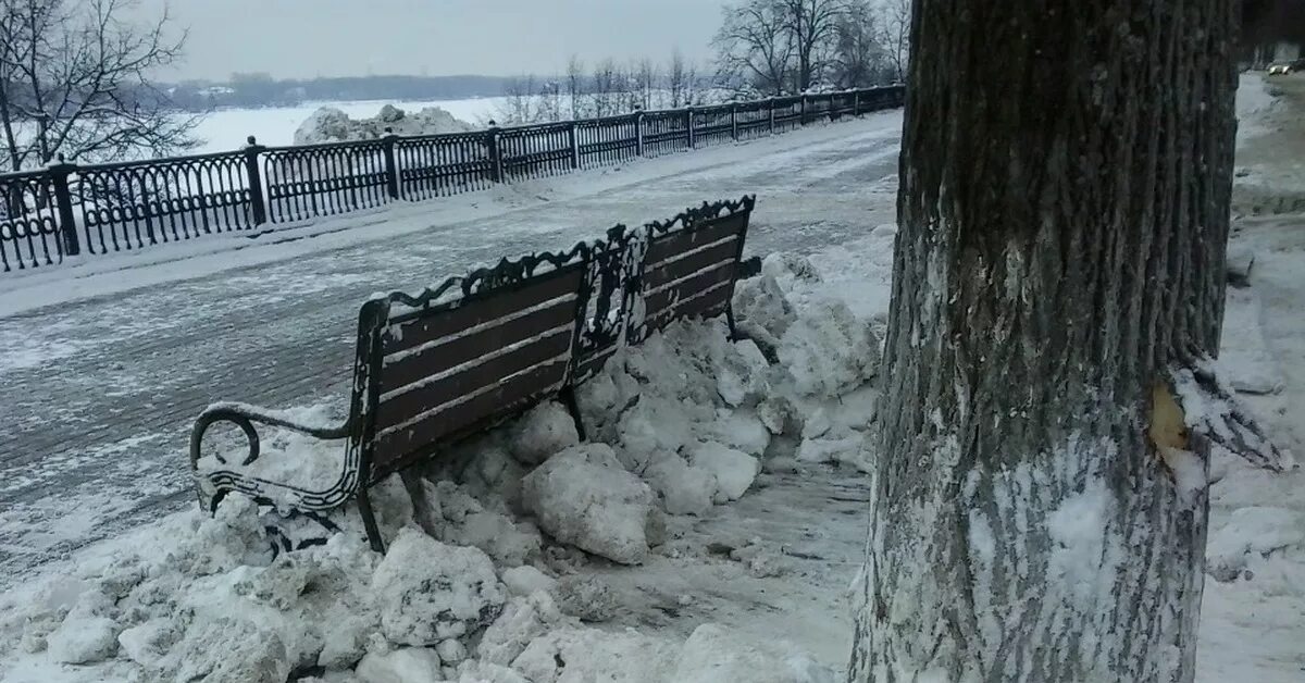 Немного снега выпало. Зима в России прикол. Зимой в России весело. Зима в России смешные картинки без людей. Зима в России смешные картинки.