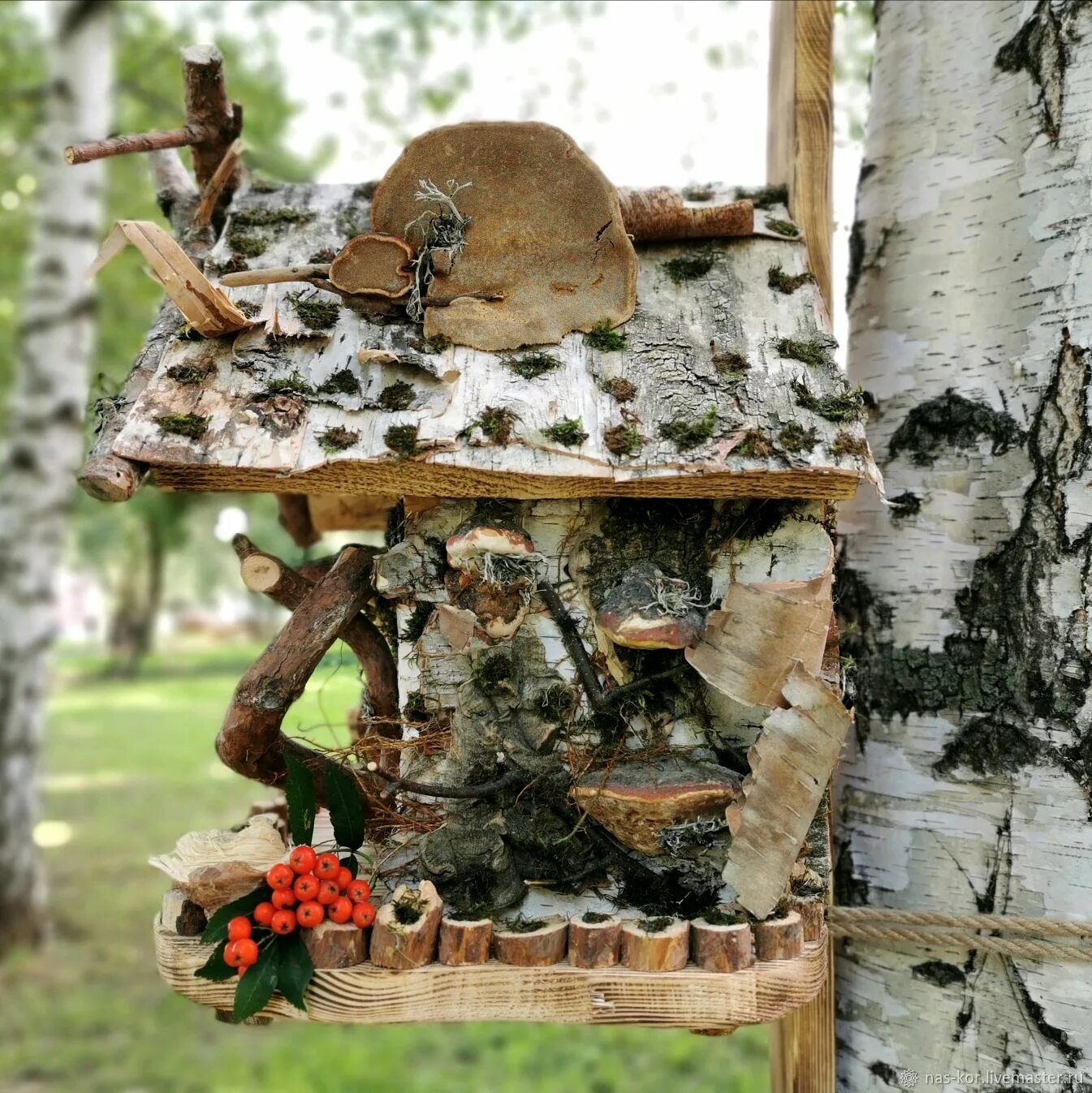 бельчатник с кормушкой. домик на елку. кормушка для белок. домик для бельчат. скворечник-бельчатник "пищуха".