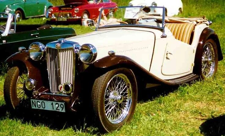 Mg old british cars. Mg-tc 1945. Родстер красный. Mg tc. Mg-tc 1945.