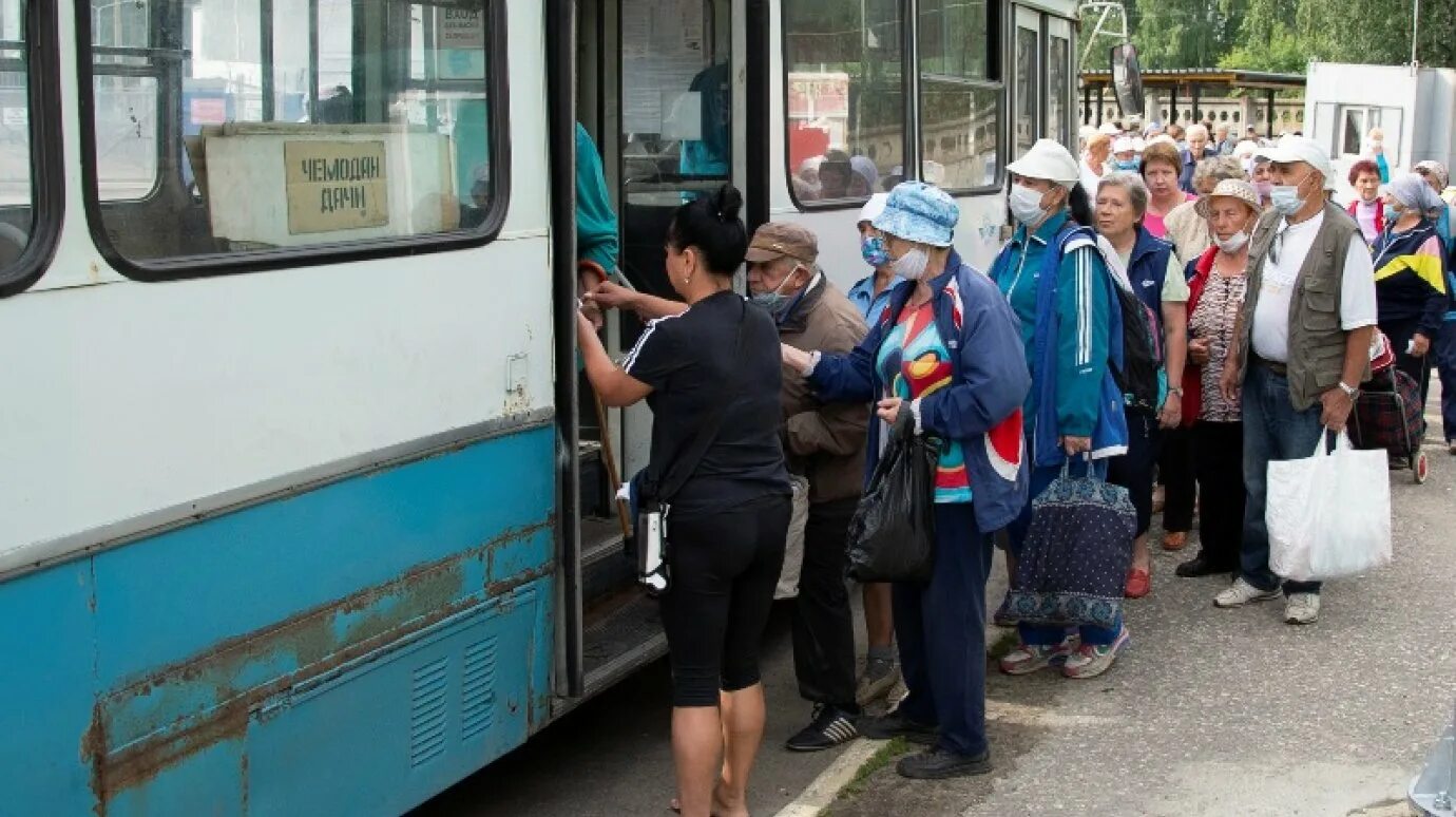 Дачный автобус. Автобус на дачу. Дачники в автобусе. Дачники на остановке.