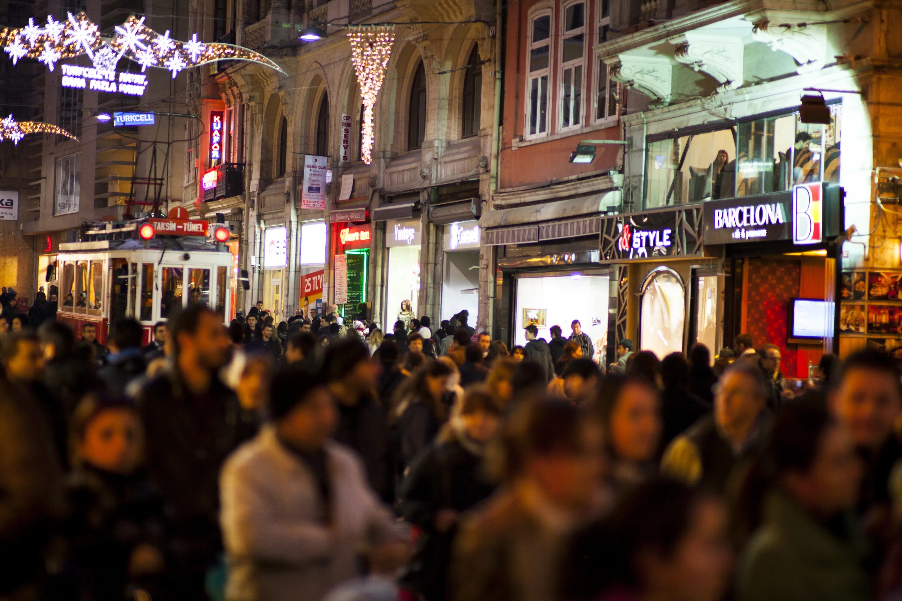 Crowded street. Турция Стамбул Истикляль. Улица Истикляль в Стамбуле. Улица Истикляль в Стамбуле 2023. Истикляль улица в Стамбуле 1920 и сейчас.