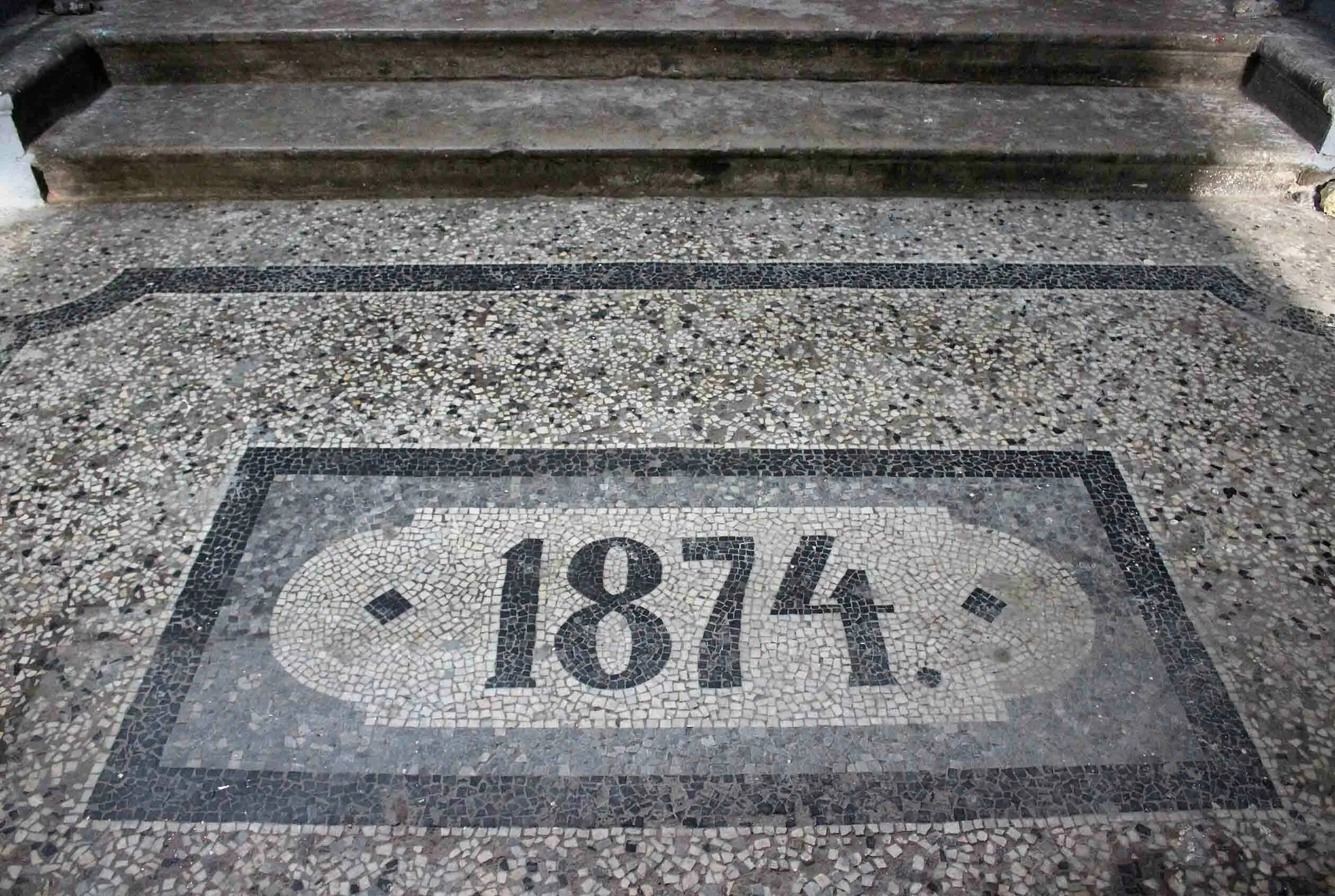 пол в парадной. двор терраццо. пол в парадной. плитка для парадной. мозаичный пол в парадной.