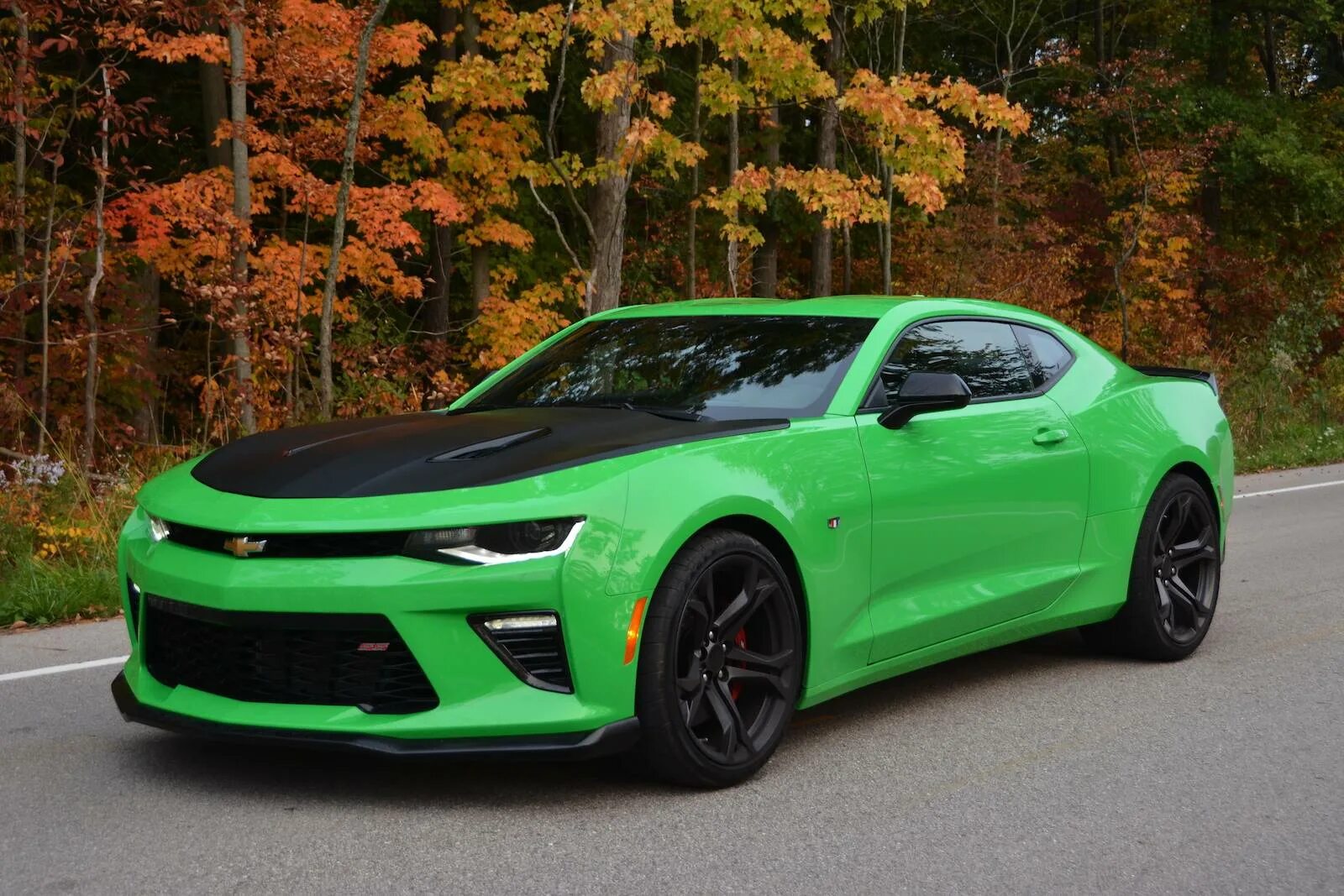 Green сколько стоит. Chevrolet Camaro zl1 зеленый. Chevrolet Camaro SS 2022. Шевроле Камаро 2020 зеленая. Chevrolet Camaro SS 2021 зелёный.