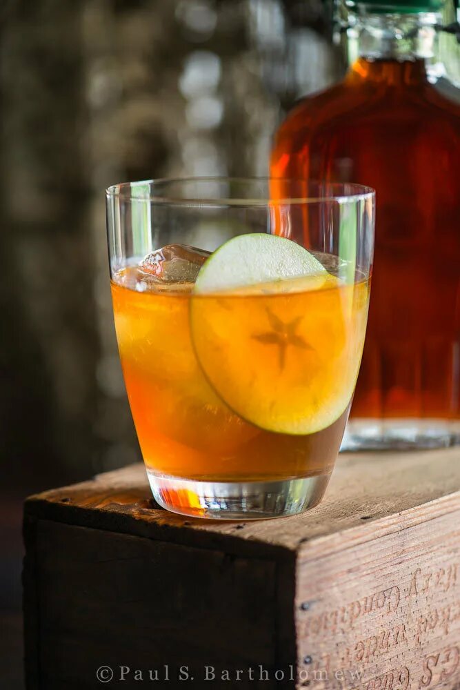 Яблочный самогон кальвадос. Как сделать кальвадос. Бурбон растение. Сидр (вино из яблок). Кальвадос домашнего приготовления.