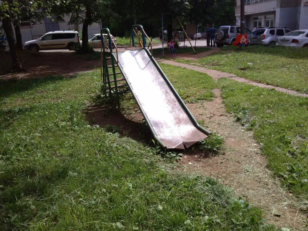 Нашли опасную детскую площадку