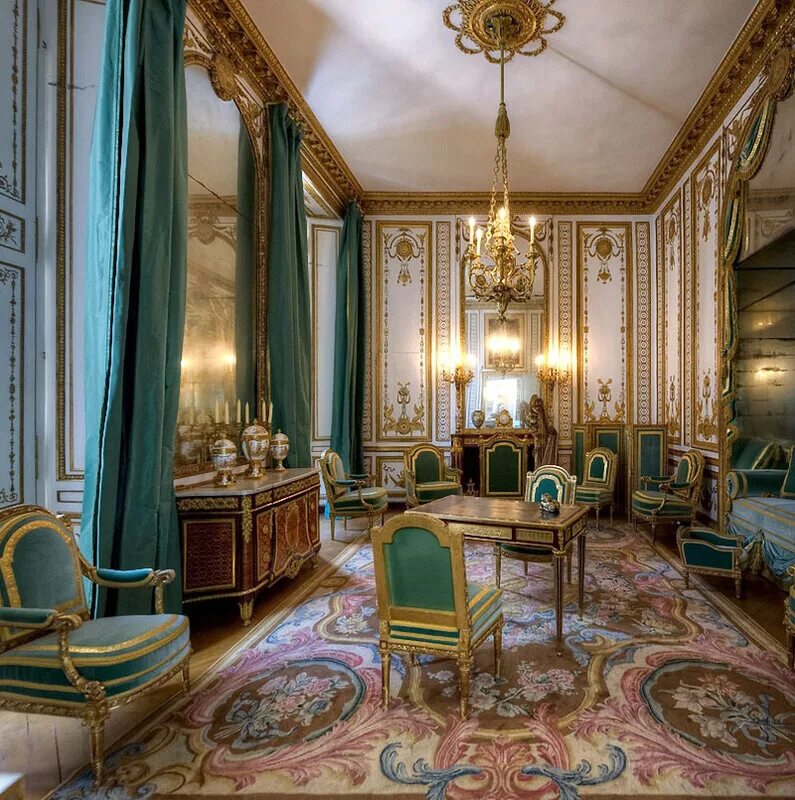 Версаль интерьер. Версальский дворец спальня короля. Королевская спальня Версальского дворца. Версальский дворец интерьеры. Барокко интерьеры Версальского дворца.