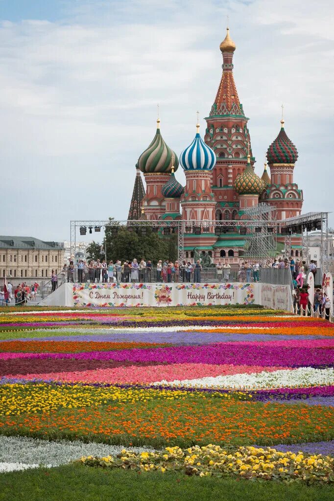 красная площадь манежная площадь. москва в мае. достопримечательности москвы. москва весной. красная площадь цветочный фестиваль.