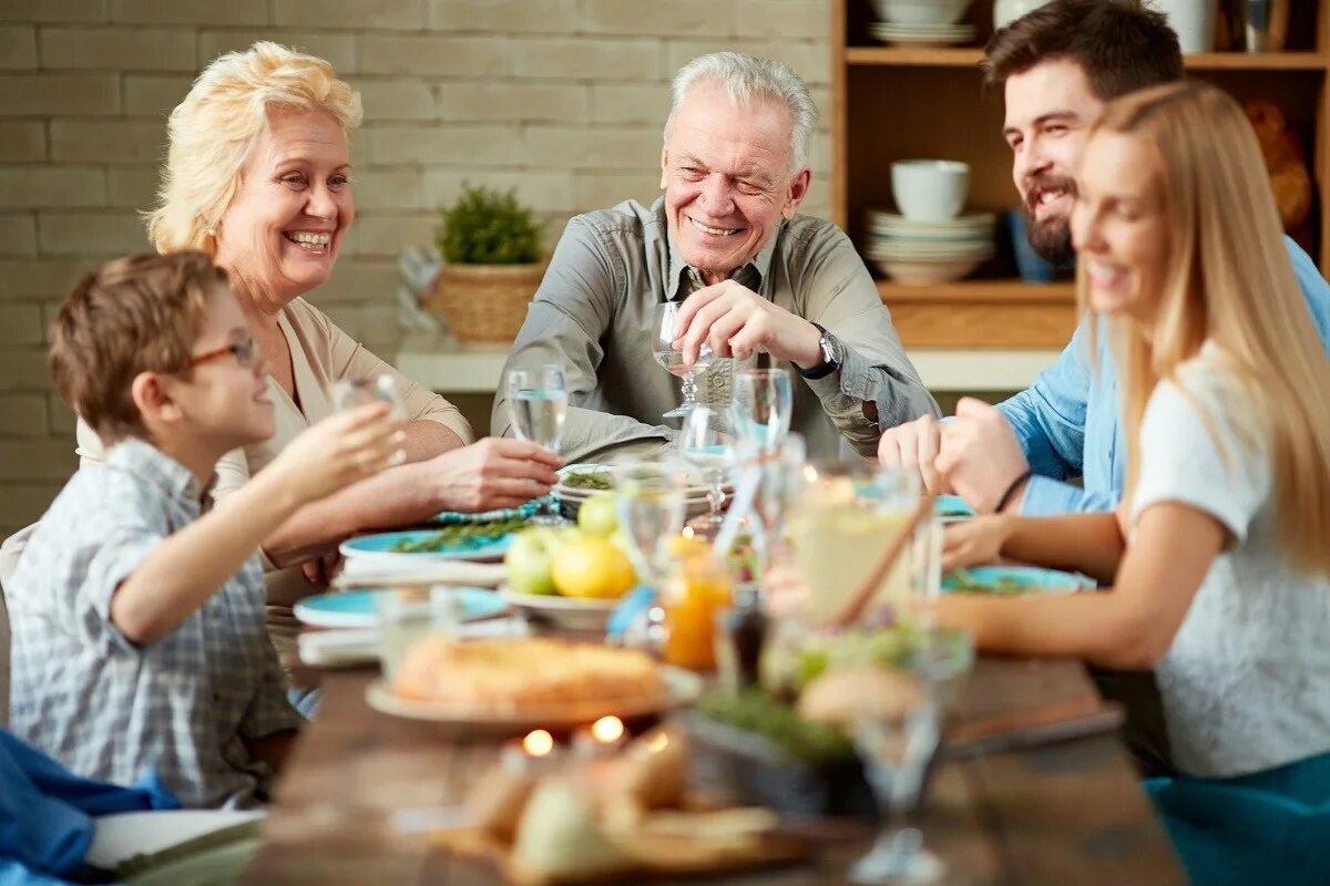 We like to have family. Семья за столом. Чаепитие всей семьей. Ужин с семьей. Семья за праздничным столом.