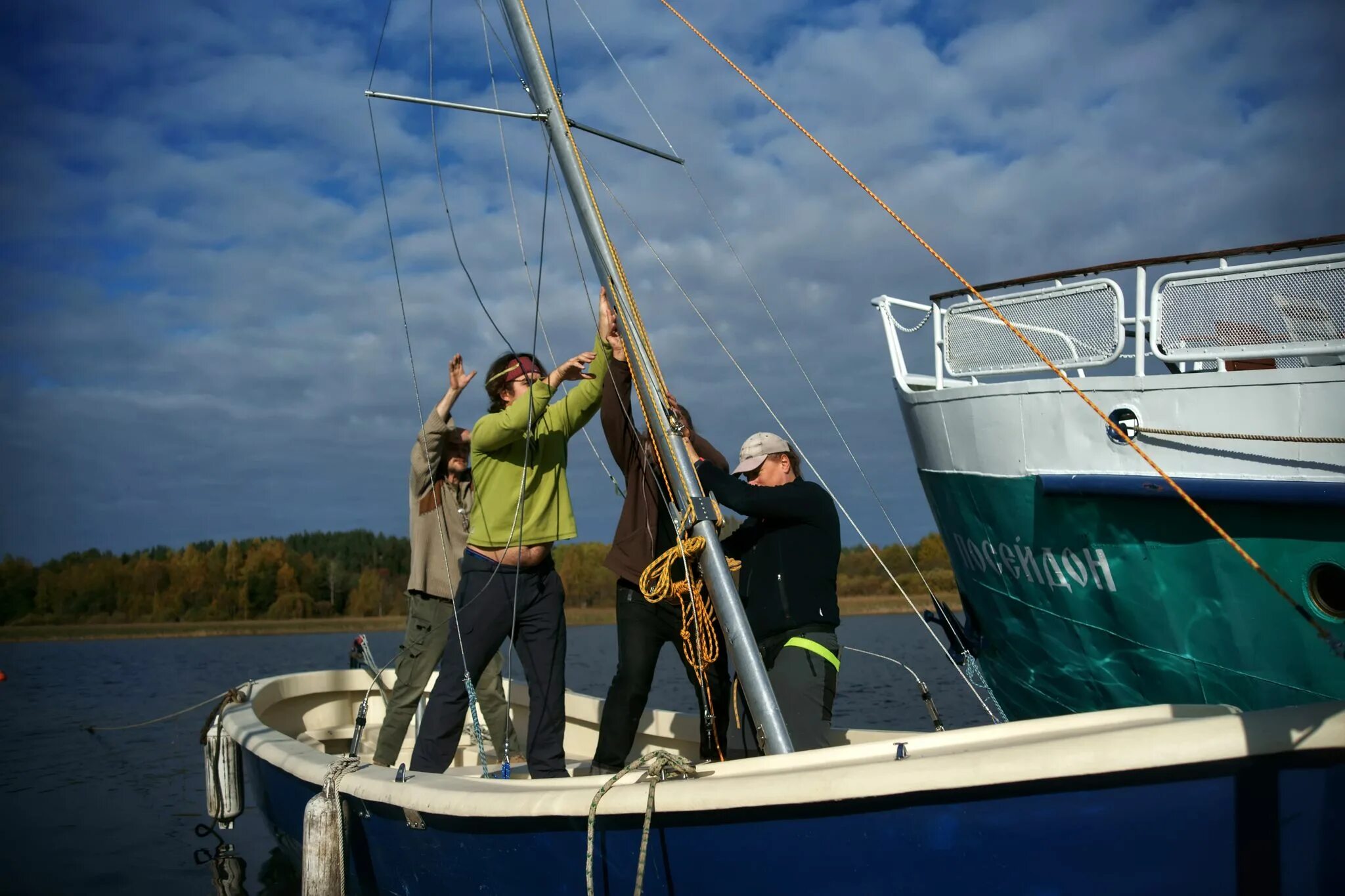 Кладбище кораблей мурманск. Обломки кораблекрушения. Тонущий корабль. Парусник в шторм. Обломки мачт.