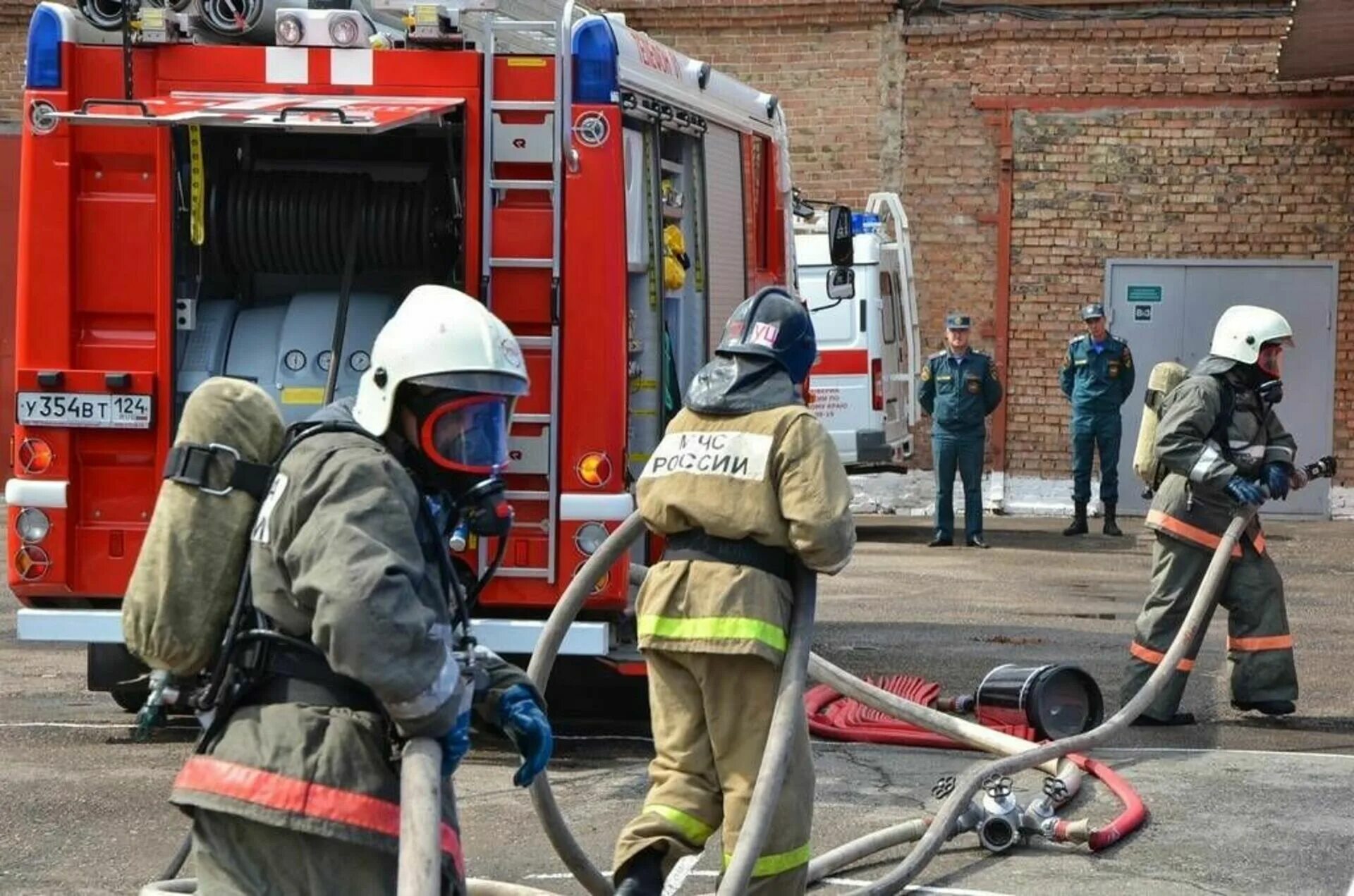 МЧС России пожарная МЧС. Пожарная охрана. Пожарные на пожаре. Боевое развертывание пожарных.