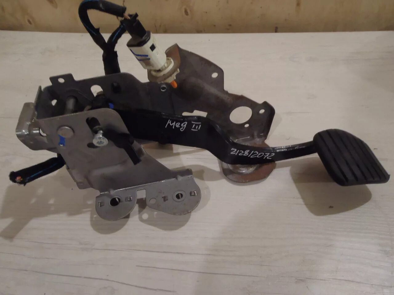 Renault megane 2 ручник. Педаль тормоза рено меган 2. Педаль тормоза шатается рено флюенс. 465030037r новый. Тормоза рено меган 3.