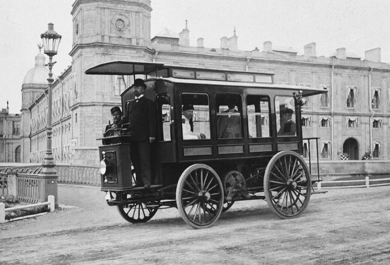 First transport. Электромобиль Омнибус Романова. Электромобиль Романова 1899.