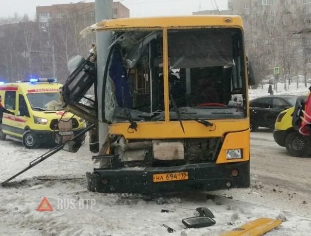 Автобус врезался в столб Ижевск. 319 Автобус Ижевск. Сломанные автобусы Ижевска.