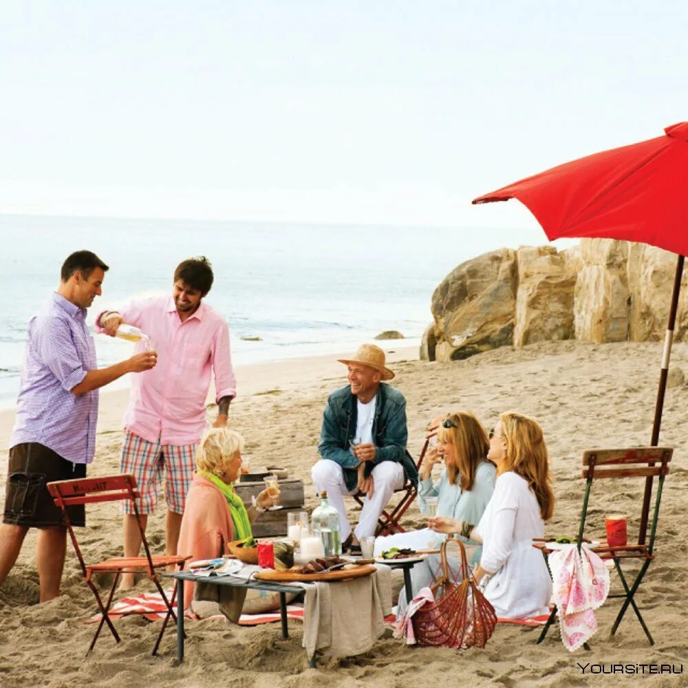 Пикник на берегу моря. Семья на пикнике. Семья на пляже. Семейная фотосессия пикник на море. Пикник снять