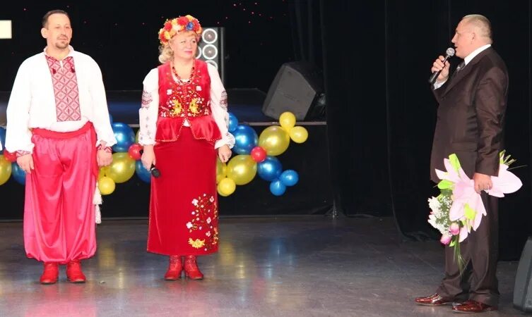 Хор украины. Хор червона калина ростов досуг. Народный ансамбль украины. Червона калина омск ансамбль. Украинские песни червона калина.