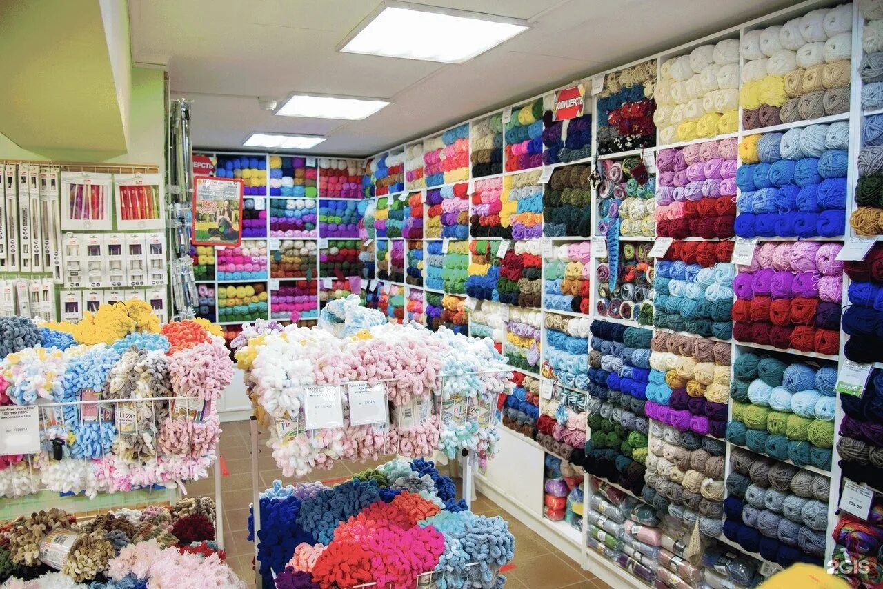 магазин для вязания. магазин пряжи в спб. витрины магазина пряжи. старая пряжа. стеллажи для магазина пряжи.