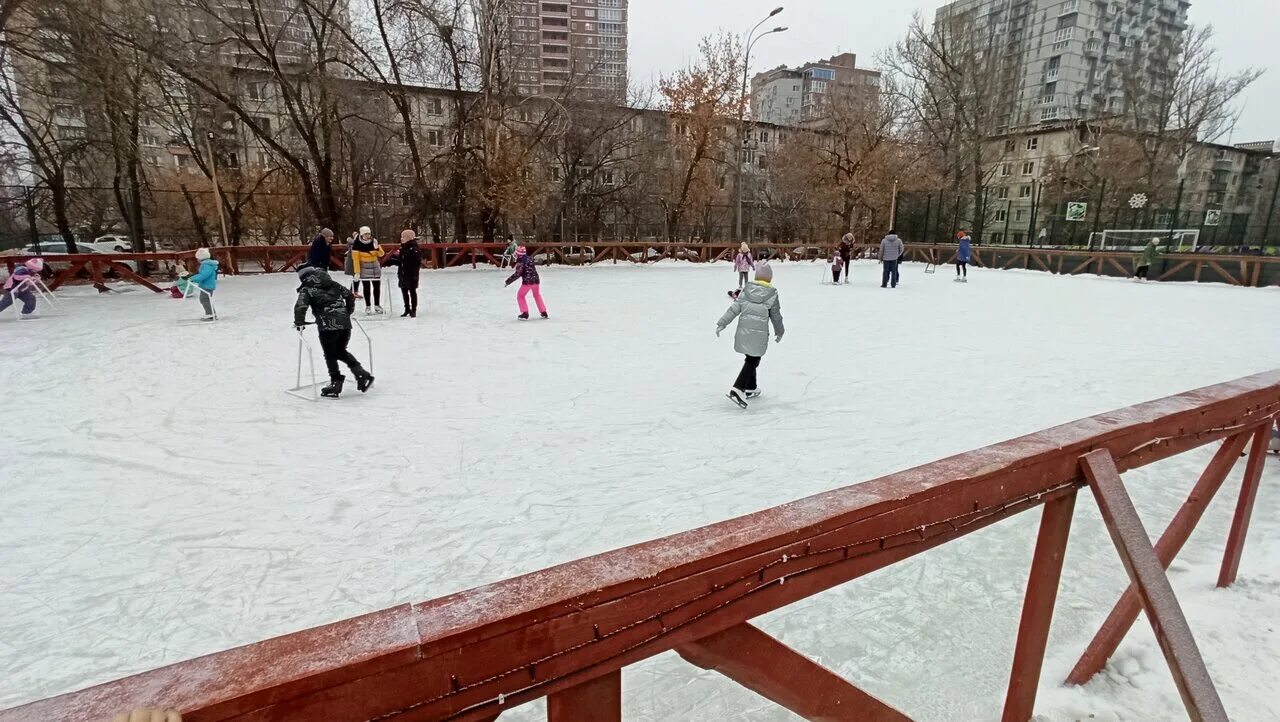 Работающие катки волгоград. Каток Волгоград 2022. Каток Айсберг Волгоград. Каток парк Гагарина Волгоград. Волгоград каток на улице.