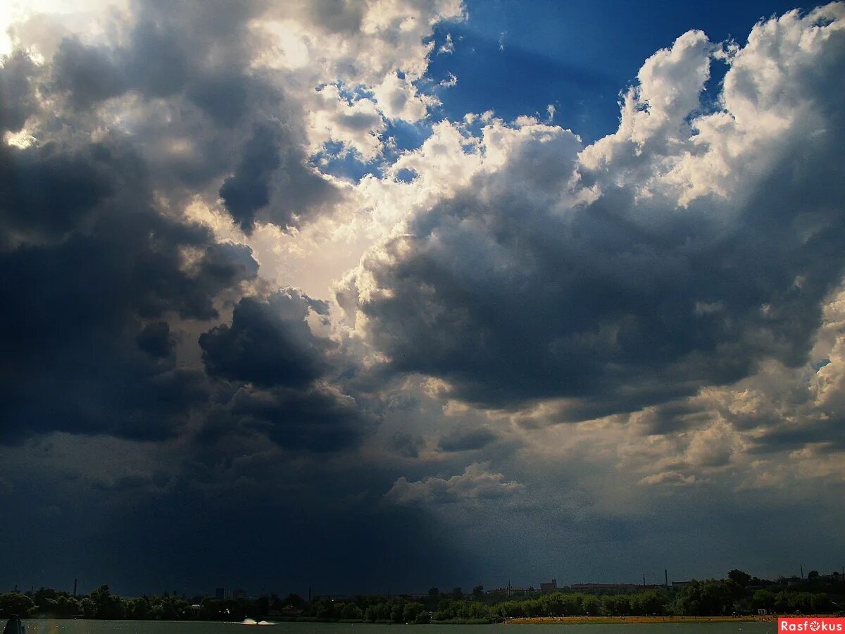 небо тучи. над сгущаются тучи. над храмом сгущались тучи.