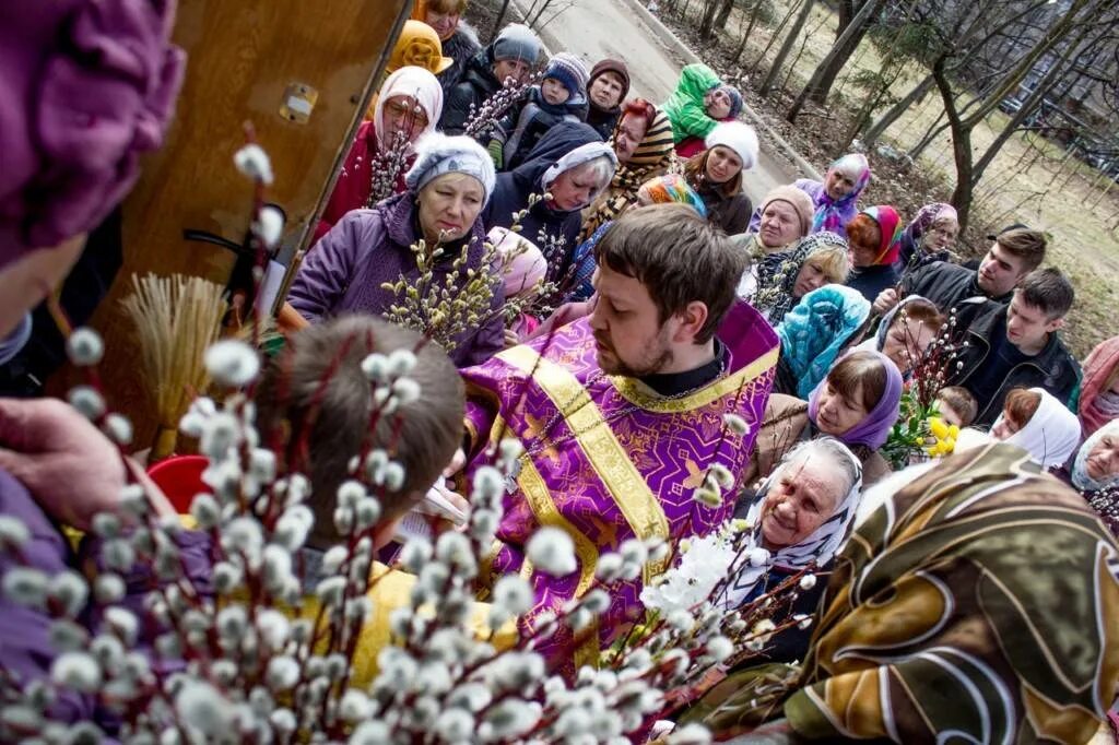 Вербное воскресенье в храме. Вербное Воскресениев храме. Украшение храма на Вербное воскресенье. Люди с вербами в храме. Вербное воскресение кладбище