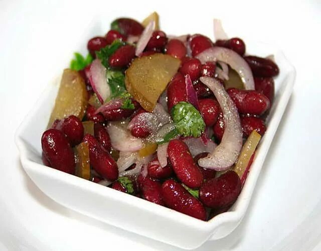 Салат с фасолью и овощами. Салат фасоль. Салат с красной фасолью. Салат с красной фасолью и помидорами. Овощной салат с фасолью.