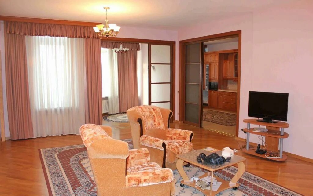 Четырехкомнатная квартира. Снять трешку. Снять трешку. 85. Архитектора власова 41.