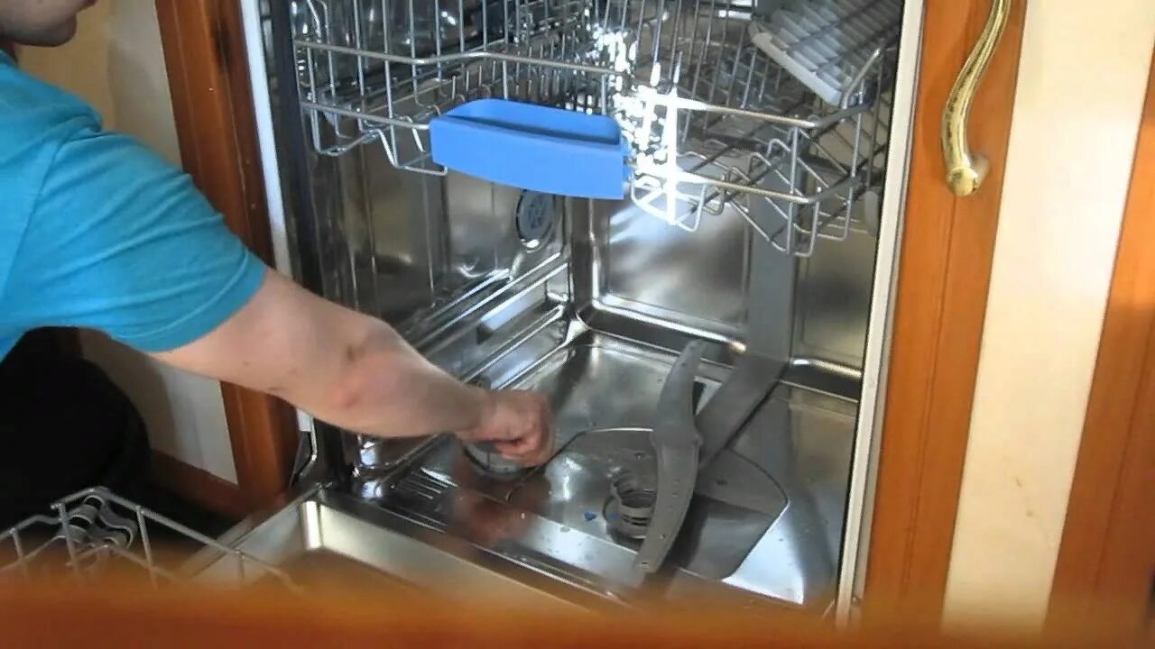 Почему открывается посудомоечная машина. Посудомоечная машина sms20e02tr. Посудомойка бош sd6p1b. Посудомойка Bosch 69. Течёт посудомоечная машина.