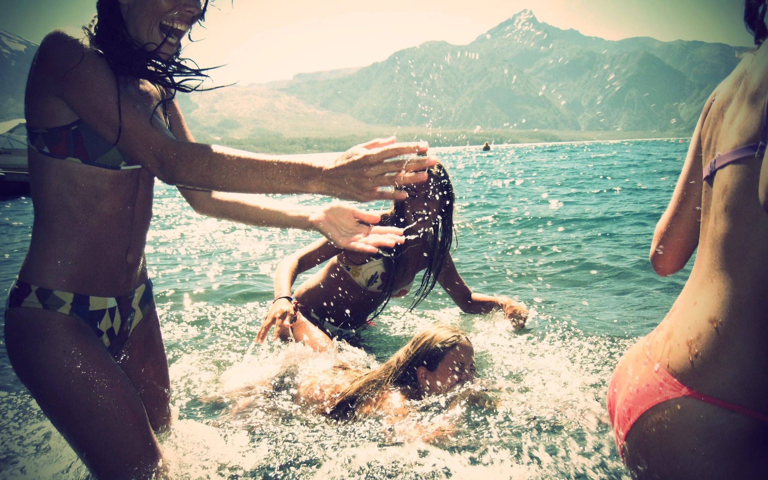 Девушка на шезлонге. Отдыхаем раз в девушку. Девочка на природе. Девушка на лежаке. Красивые девушки на курорте.