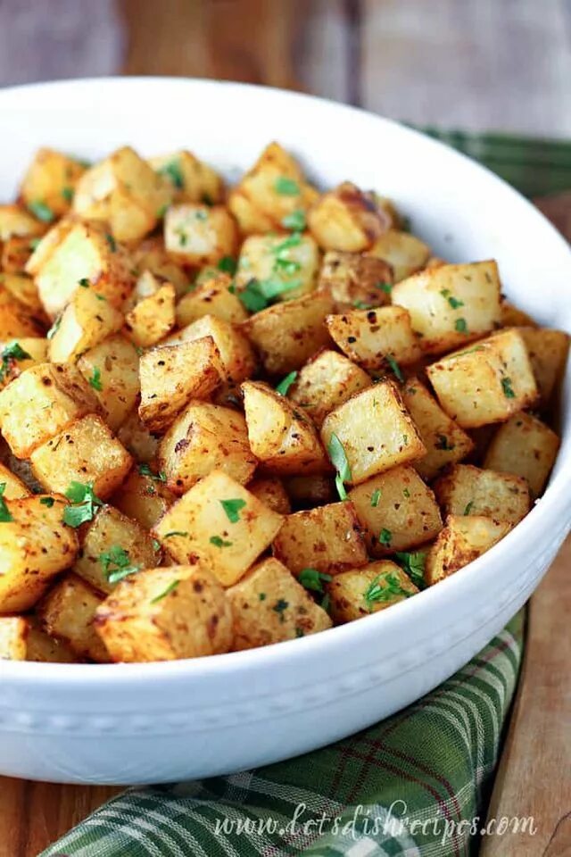 Жареная картошка кубиками. Обжаренный картофель кубик. Картофель с кабачками. Картошка кубиками в духовке. Potato dish
