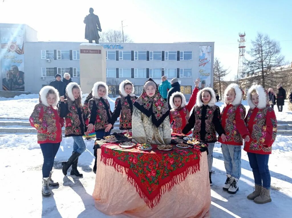 Украшения стола на ярмарку масленица. Масленица буденновск. Девушка с блинами на масленицу. Стол на ярмарку масленица. Масленица буденновск.