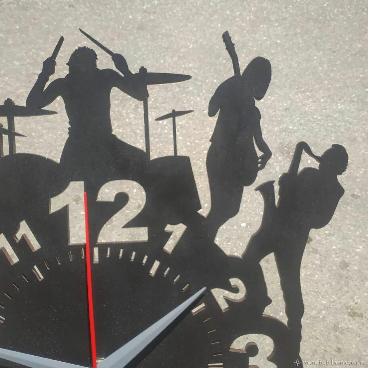 Часы музыка бой. Настенные часы в музыкальном стиле. Часы музыкальные настенные. Часы из виниловой пластинки группа сектор газа. Часы для музыкантов.